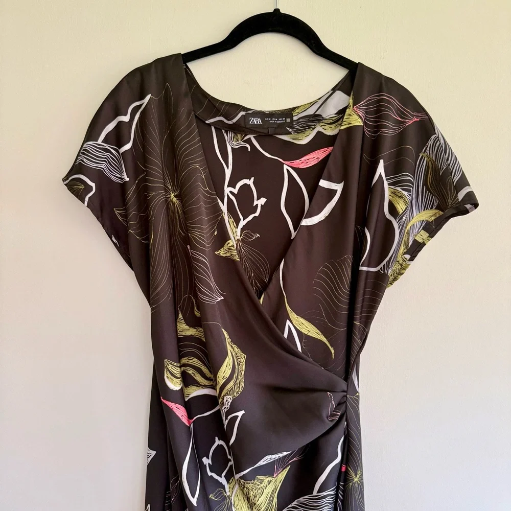 🪷ZARA Women’s Satin Floral Faux Wrap Ruched Short Sleeve Slit Midi Dress - Picture 4 of 9